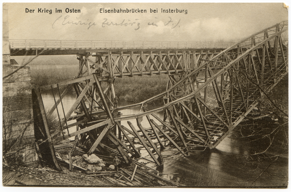 Insterburg, vorne gesprengte Eisenbahnbrücke über die Angerapp, hinten Notbrücke