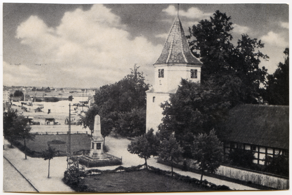 Labiau, Schlossturm und Kriegerdenkmal