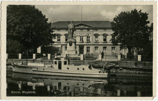 Memel, Magistrat (Rathaus), davor Borussia-Nationaldenkmal