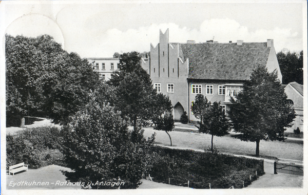 Eydtkuhnen, Rathaus und Anlagen