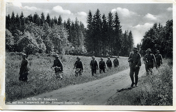 Stablack Kr. Preußisch Eylau, Gutsbezirk und Truppenübungsplatz, Infanterie auf dem Vormarsch bei der Försterei Steinbruch