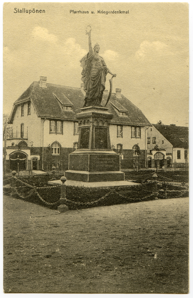 Stallupönen, Pfarrhaus und Kriegerdenkmal