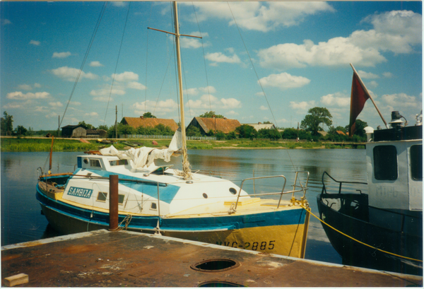 Karkeln, Boot "Sambija" am Ponton-Anleger