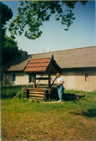 Karkeln, Ziehbrunnen an der ehemaligen Schule