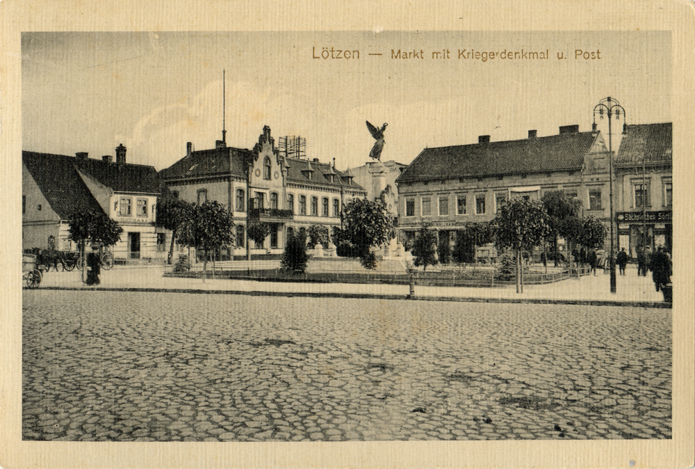 Lötzen, Markt mit Kriegerdenkmal und Post