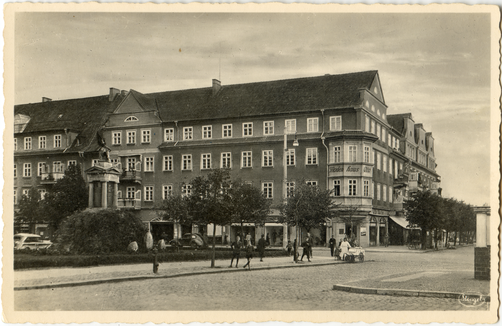 Lyck, Kirchenplatz und Kriegerdenkmal