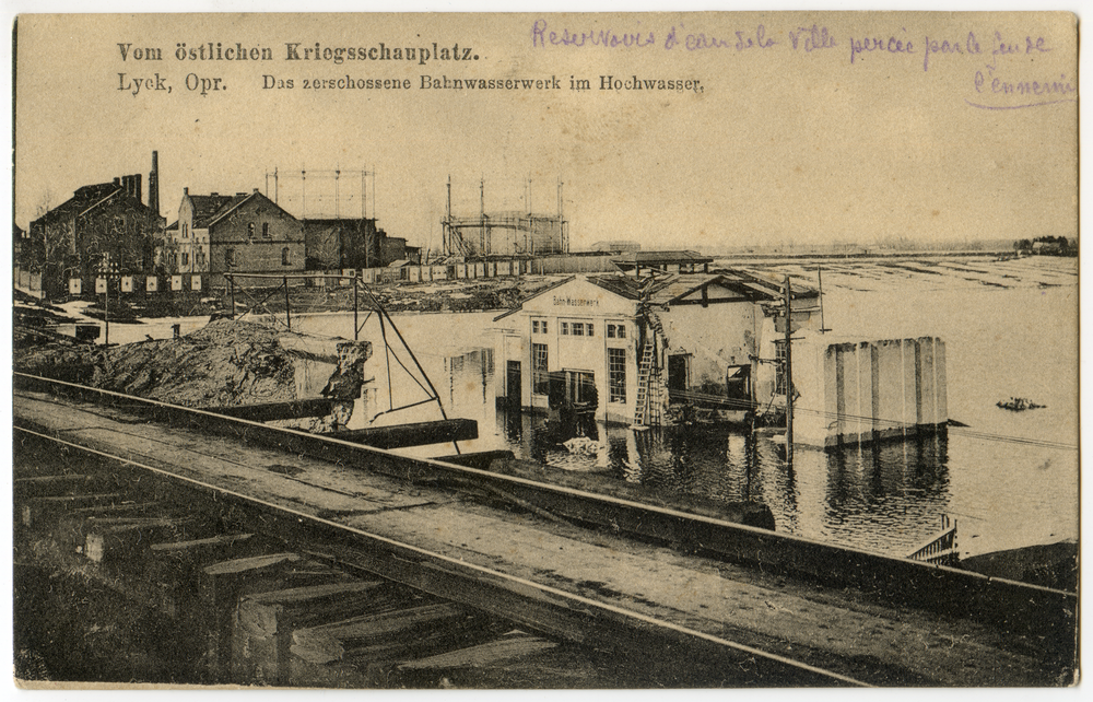 Lyck, Zerschossenes Bahnwasserwerk im Hochwasser