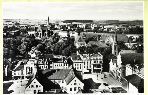 Allenstein, Blick über den Marktplatz zum Schloß, vorne links das alte Rathaus, Luftbild