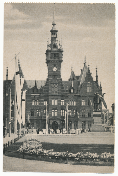 Elbing, Friedrich-Wilhelm-Platz, Rathaus im Fahnenschmuck