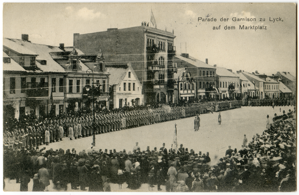 Lyck, Marktplatz, Parade der Garnison zu Lyck