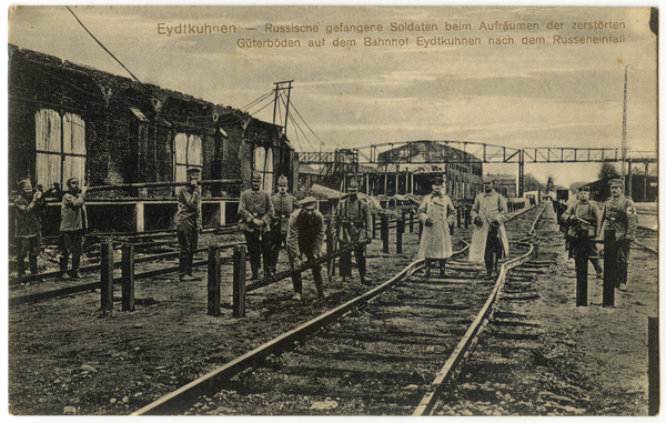 Eydtkuhnen, Bahnhof, Russische gefangene Soldaten beim Aufräumen der zerstörten Güterböden