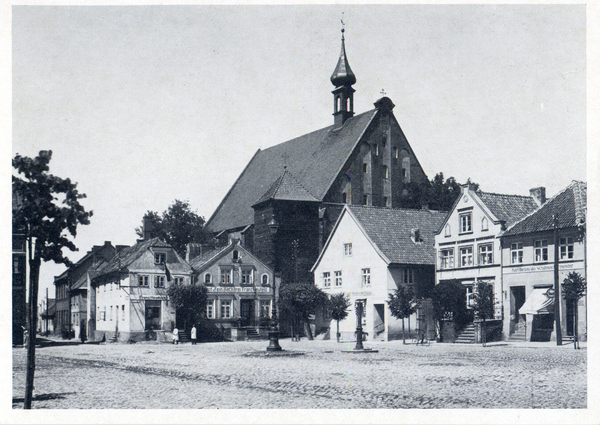 Frauenburg, Marktplatz mit Alter Kirche