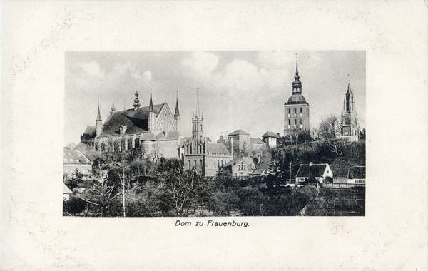 Frauenburg, Dom mit Glockenturm und Kopernikus-Denkmal