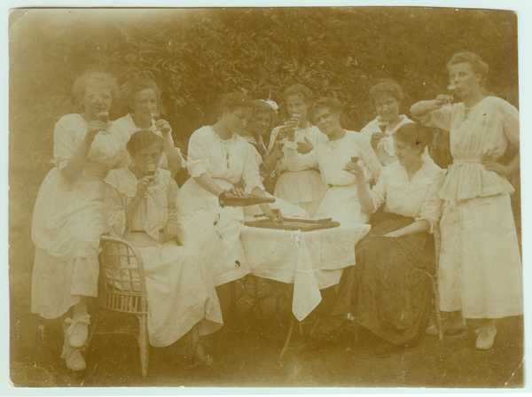 Kuckerneese, Gertrud Tarowsky und Freundinnen