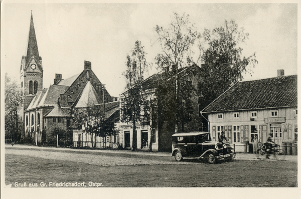 Groß Friedrichsdorf, Dorfstraße mit Kirche