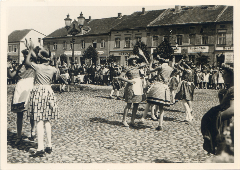 Gilgenburg, Schulfest auf dem Markt
