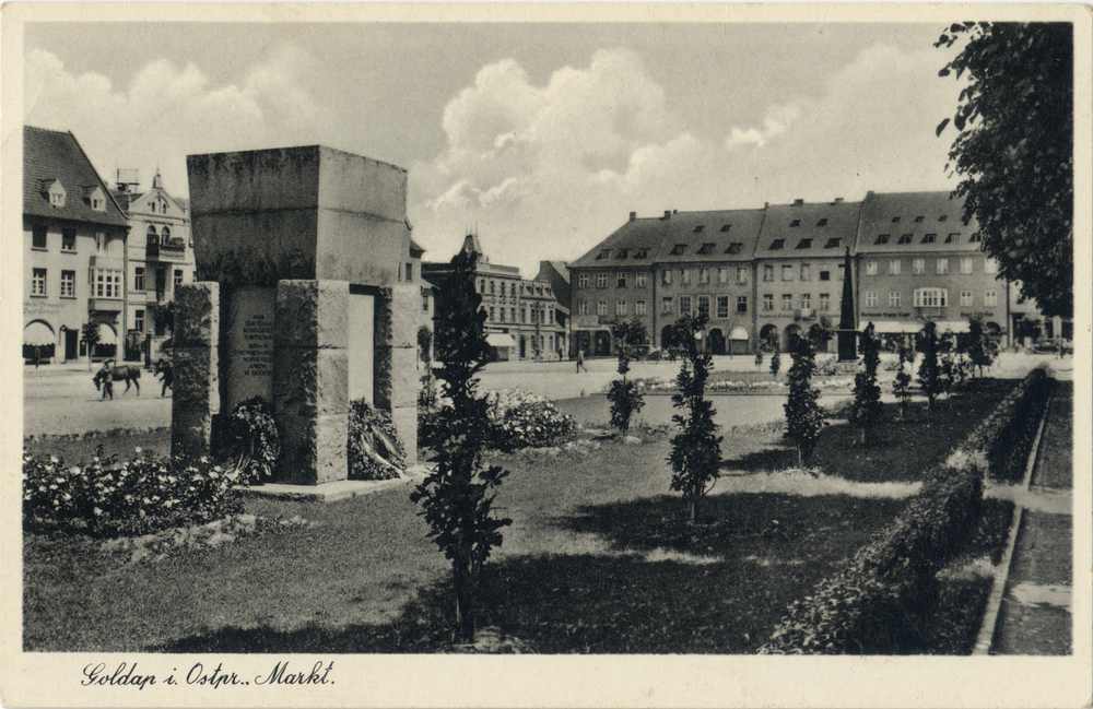 Goldap, Marktplatz mit Heldendenkmälern