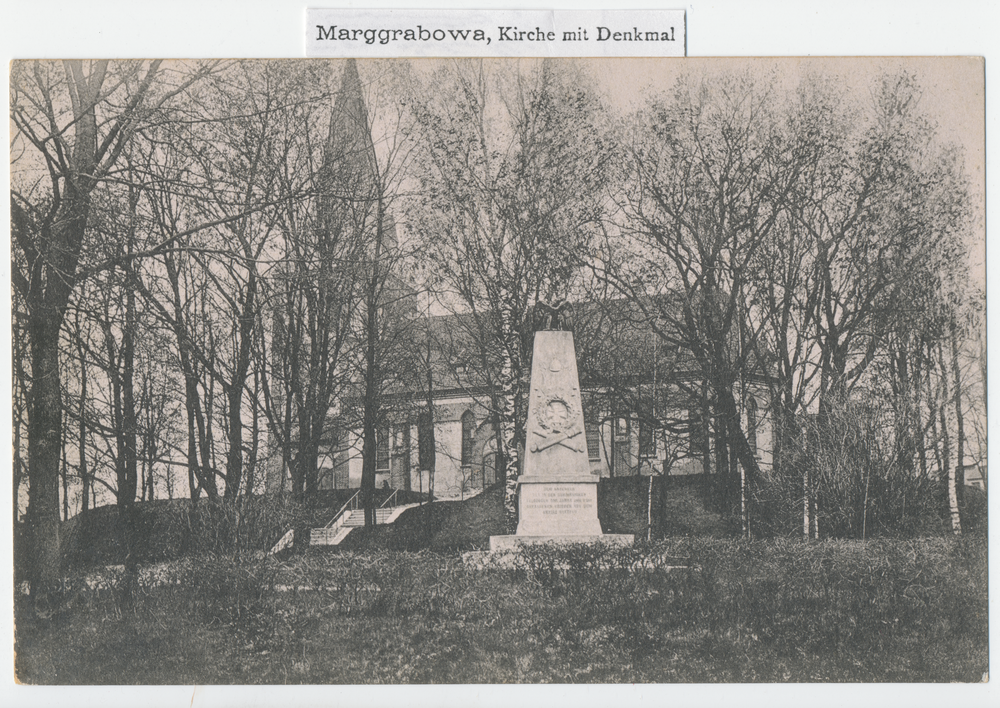 Marggrabowa, Kirche mit Denkmal