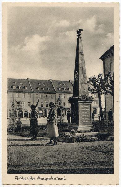 Goldap, Markt mit Kriegerdenkmal