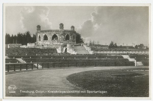 Treuburg, Kreiskriegerdenkmal mit Sportanlagen