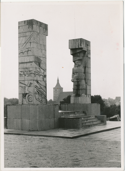 Allenstein, Olsztyn, Denkmal aus der Volksrepublikanischen Zeit, im Hintergrund die Jakobikirche