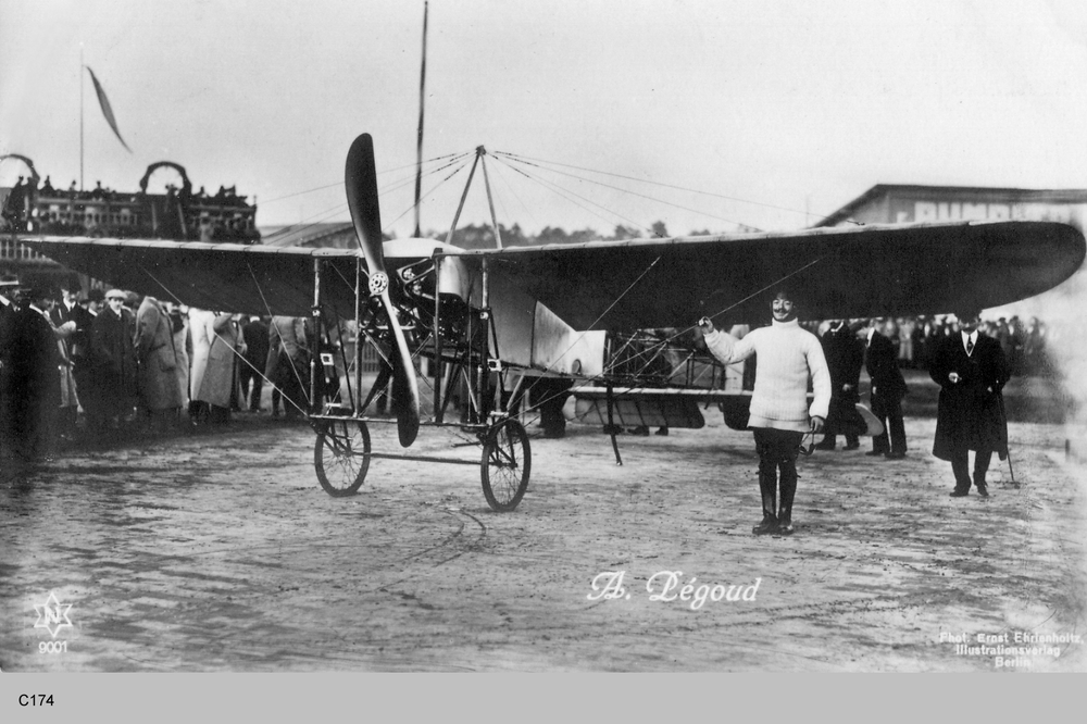 Der bekannte französische Flieger Adolphe Pégoud mit einem Blériot XI Eindecker, wo??