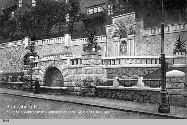 Königsberg, Neue Schloßterrasse mit Denkmal Friedrich Wilhelm I. und Brunnen