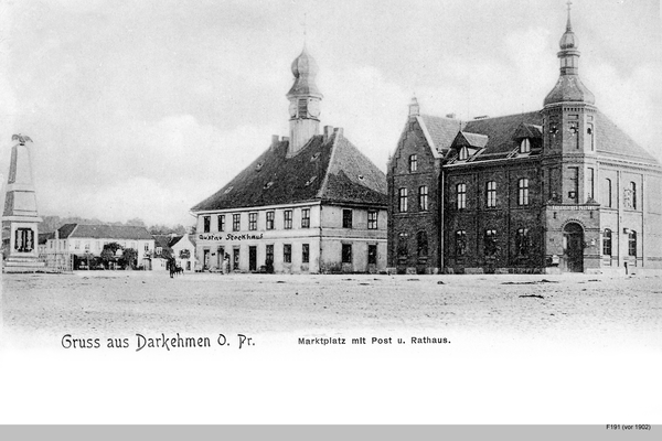 Darkehmen, Markt mit Rathaus und Post