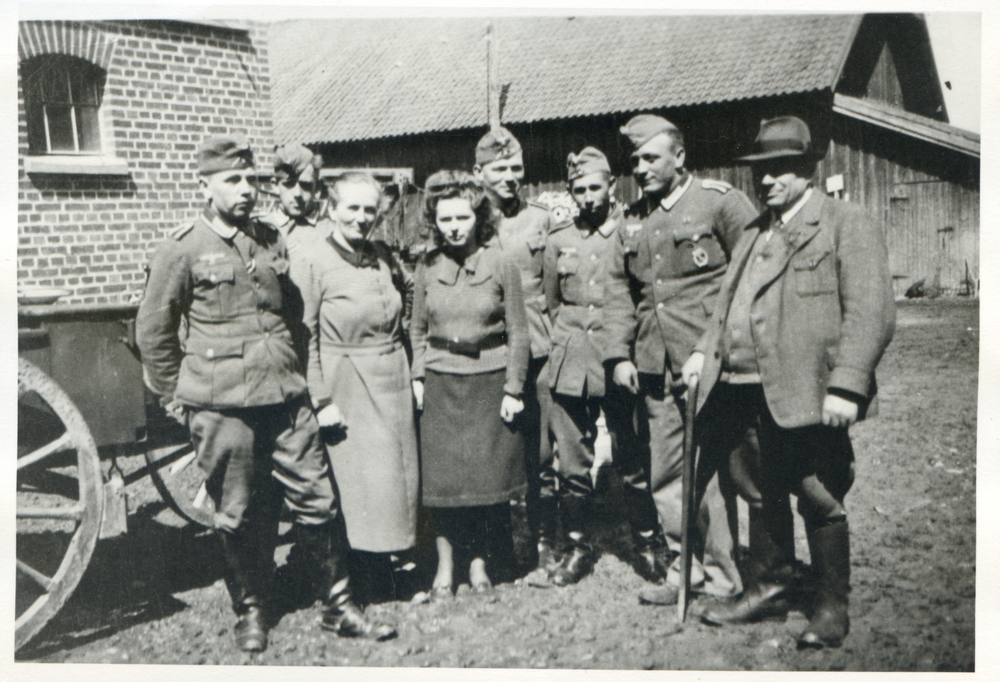 Baarden, Fritz Gehrmann und Familie mit Soldaten aus Osnabrück