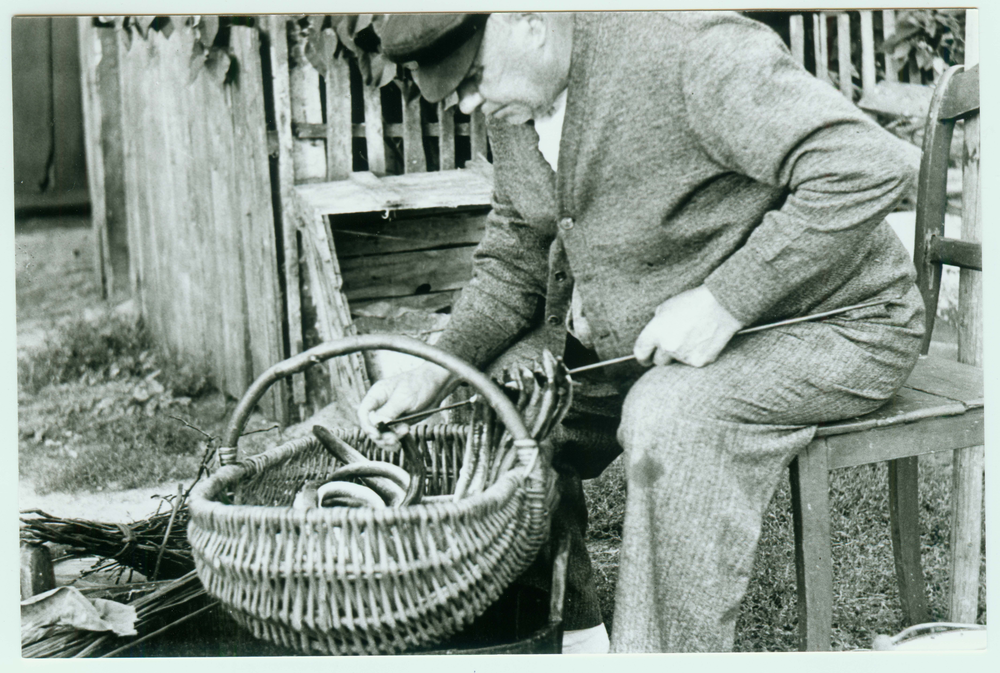 Tawe, Vorbereitung der Aale zum Räuchern