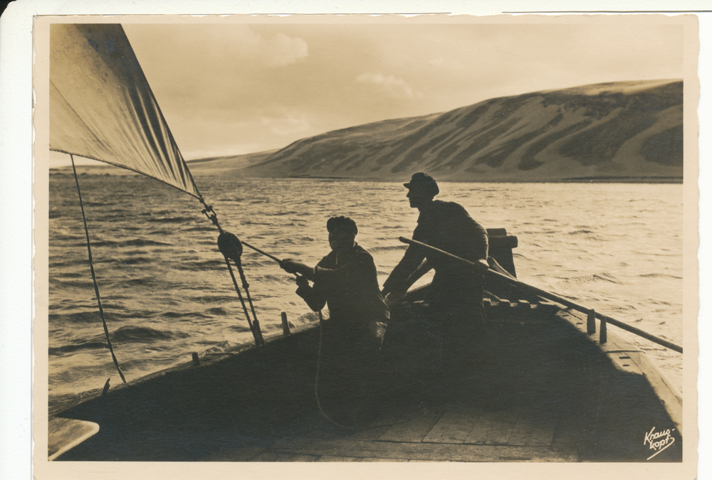 Kurische Nehrung, Fischer im Boot vor der Wanderdüne
