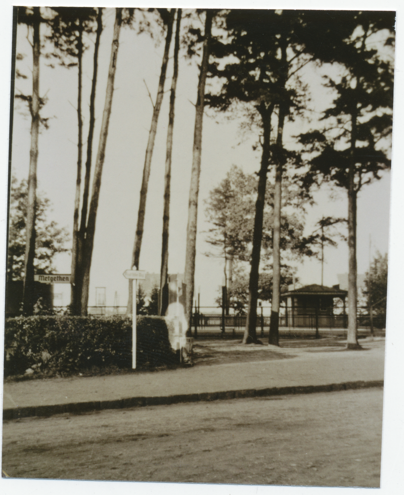 Metgethen, Adolf-Hitler-Weg, Südseite des Bahnhofs mit Schalterhäuschen auf Bahnsteig 2