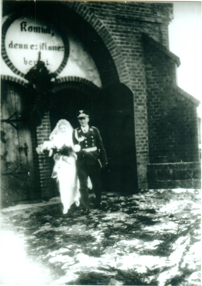 Karkeln, Brautpaar an der Eingangstür der Kirche