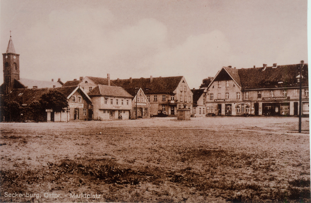 Seckenburg, Marktplatz mit  Kirche und Geschäftshäusern