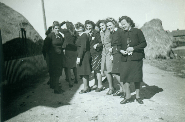 Loye, Junge Frauen aus dem Ort