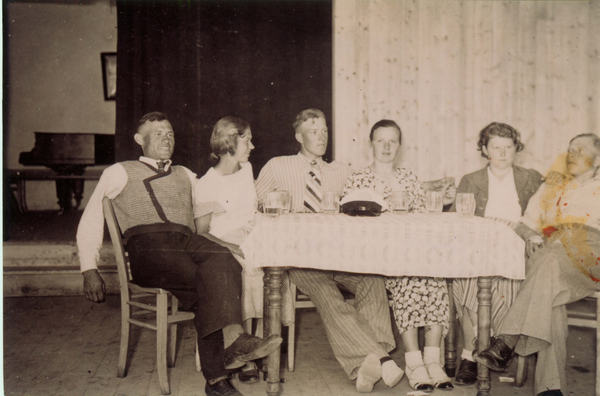 Loye, Fröhliche Runde im Gasthof Gendner