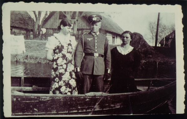 Loye, Meta Jurgel, Paul und Martha Nausset vor Haus Burkant