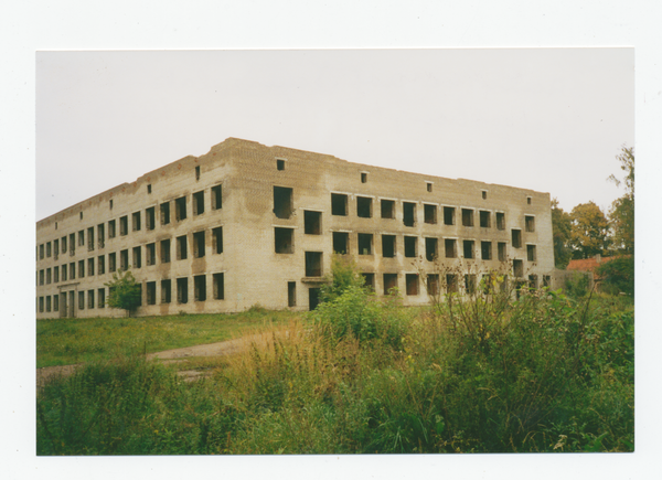 Metgethen, Ortsteil Villenkolonie, Postweg zwischen Franz-Seldtke-Weg und Poggenteich, Bauruine einer Schule