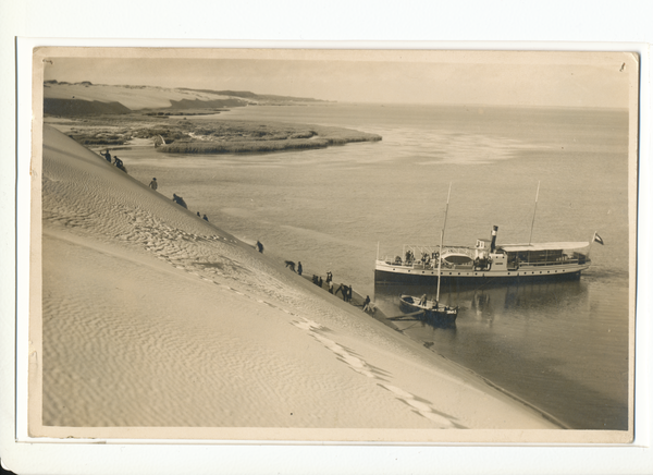 Nidden, Schwarzorter Dampfer "Trude" ankert an der Großen Düne