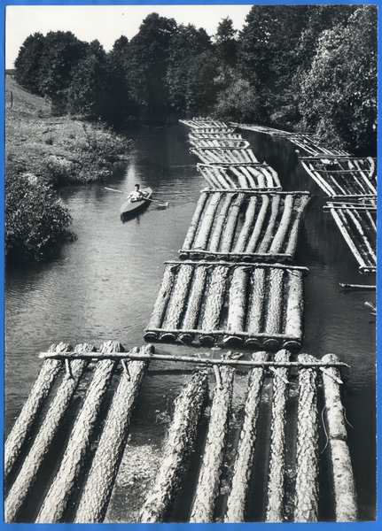 Ostpreußen, Holzflöße auf einem Fluss, wo??