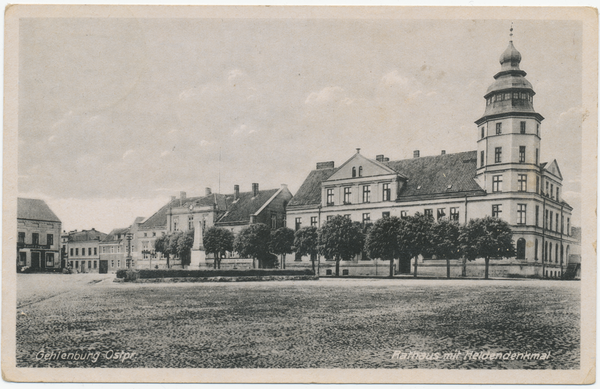 Gehlenburg, Rathaus mit Heldendenkmal