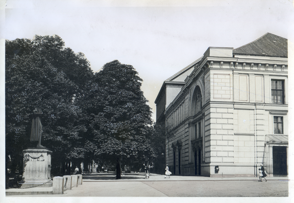 Königsberg, Stadttheater und Schillerdenkmal