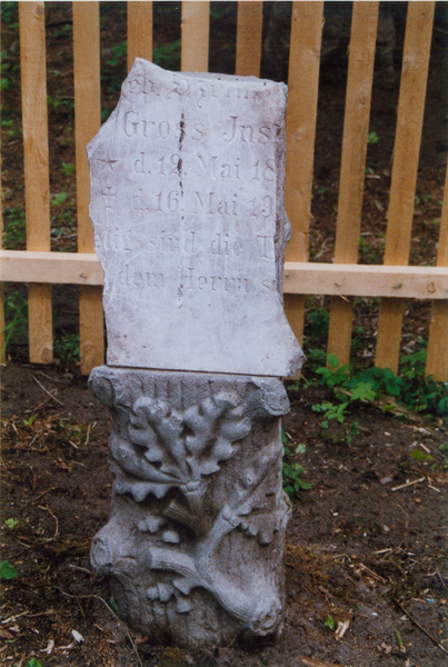 Inse, Bruchstück eines alten Grabsteines von Friederike Heyer geb. Szeimis, der vor einigen Jahren gefunden wurde