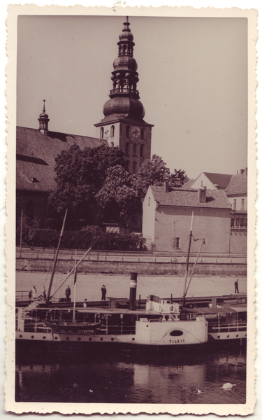 Tilsit, Schiffe am Memel-Kai, Blick zur Deutschen Kirche