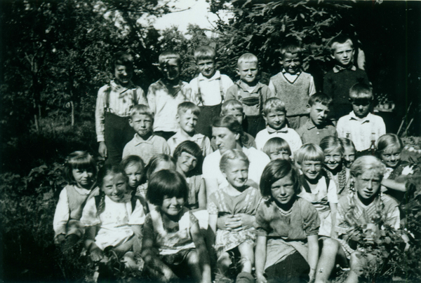 Karkeln, Im Schulgarten mit Lehrerin Friese