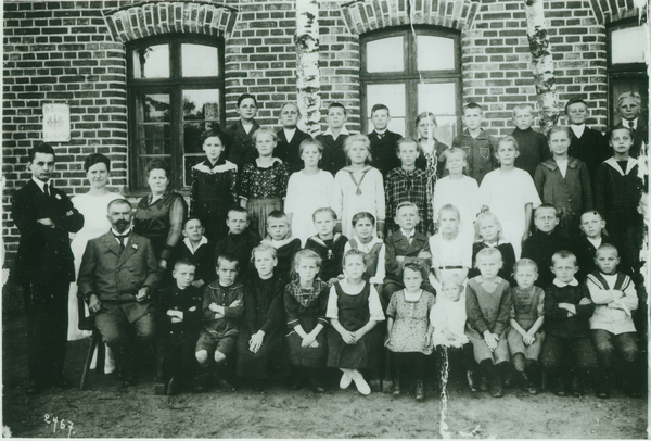 Karkeln, Schulklasse mit Präzentor Hoffmann und Lehrer Franz Müller