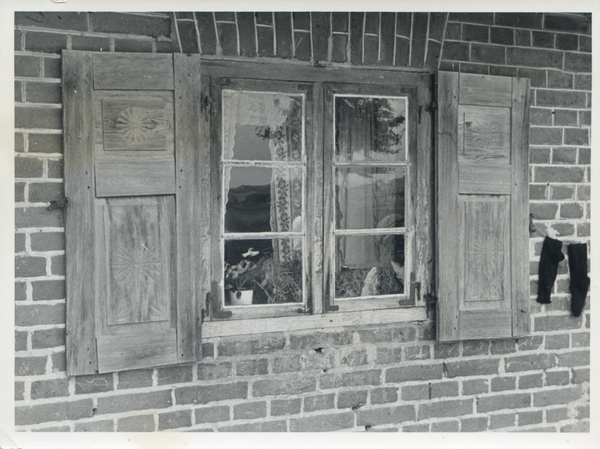 Groß Luzeinen, Fenster mit verzierten Fensterläden