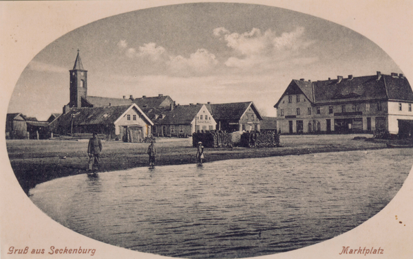 Seckenburg, Marktplatz mit Greituschke, Kirche und Geschäftshäusern