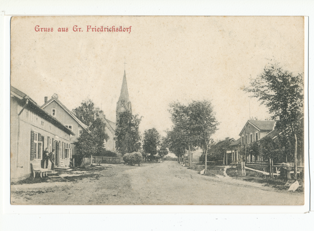Groß Friedrichsdorf,  Dorfstraße mit Kirche