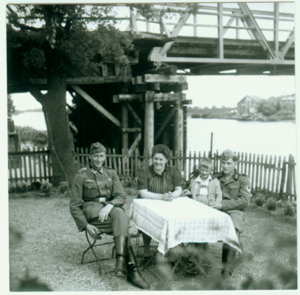 Rautersdorf, Familie Hans und Emma Westphal in ihrem Garten